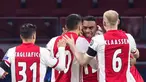 Gelandang Ajax, Ryan Gravenberch (tengah) merayakan gol yang dibuatnya bersama rekan-rekannya dalam laga lanjutan Liga Champions 2020/21 Grup D melawan FC Midtjylland di Johan Cruijff Stadium, Amsterdam, Kamis (26/11/2020). Ajax menang 3-1 atas FC Midtjylland. (AFP/Kenzo Tribouillard)