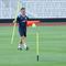 Pelatih Timnas Indonesia, John Herdman, tampak sibuk menyiapkan perlengkapan sebelum latihan perdana di Stadion Madya, GBK, Jakarta, Selasa (24/3/2026). (Bola.com/M. Iqbal Ichsan)