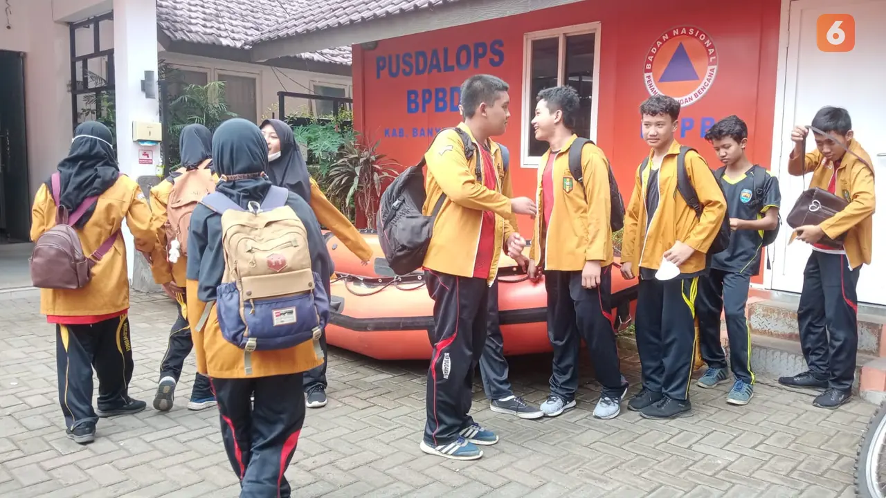 Puluhan pelajar di Banyuwangi ikuti simulasi gempa dan peluncuran Sibona (Hermawan Arifianto/Liputan6.com)