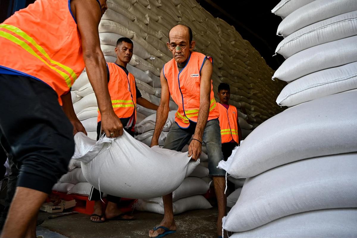 FOTO: Bulog Pastikan Stok Beras Sumatera Aman untuk Penanganan Bencana