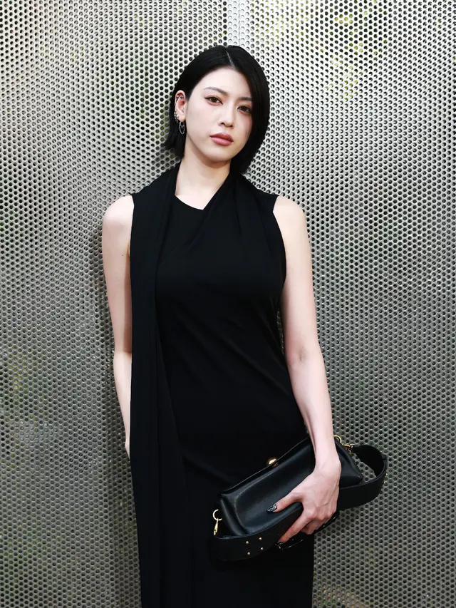 Ayaka Miyoshi hadir di Fashion Show Koleksi S/S 2027 AMI Paris. Dok. AMI Paris