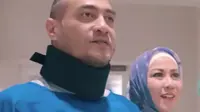 Ferry Irawan menjalani pemeriksaan dan perawatan akibat saraf kejepit di di Klinik Lamina Pain and Spine Center Jakarta. (Foto: Dok. YouTube Klinik Lamina)