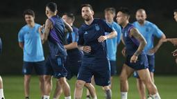 Penyerang Argentina Lionel Messi berlatih selama latihan jelang lanjutan Piala Dunia Grup C matchday ketiga melawan Polandia, di Doha, Qatar, Selasa (29/11/2022). Pertandingan tersebut akan menjadi penentuan nasib kedua tim di ajang Piala Dunia edisi ke-22 ini. (AP Photo/Jorge Saenz)
