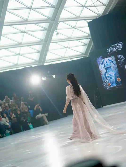 Lengkapi busananya, Beby Tsabina kenakan pita besar di neckline yang menjuntai hingga ke belakang [@bebytsabina]