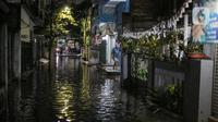 Kondisi banjir karena hujan di Jalan Shofa Marwah, Jakarta, Jumat (4/11/2022). Berdasarkan laporan Badan Penanggulangan Bencana Daerah (BPBD) DKI Jakarta yang diperbaharui pada pukul 18.00 WIB, terdapat 4 RT yang terendam banjir dengan ketinggian maksimal mencapai 50 Cm. (Liputan6.com/Faizal Fanani)