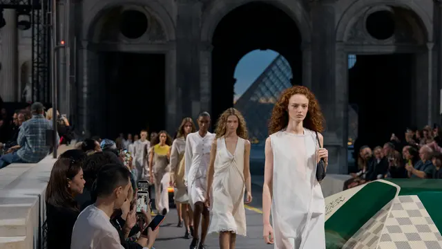 Louis Vuitton Spring/Summer 2027 Hadirkan Busana Ringan yang Mengikuti Gerak Tubuh