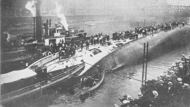 Pada 24 Juli 1915, USS Eastland celaka di Chicago River