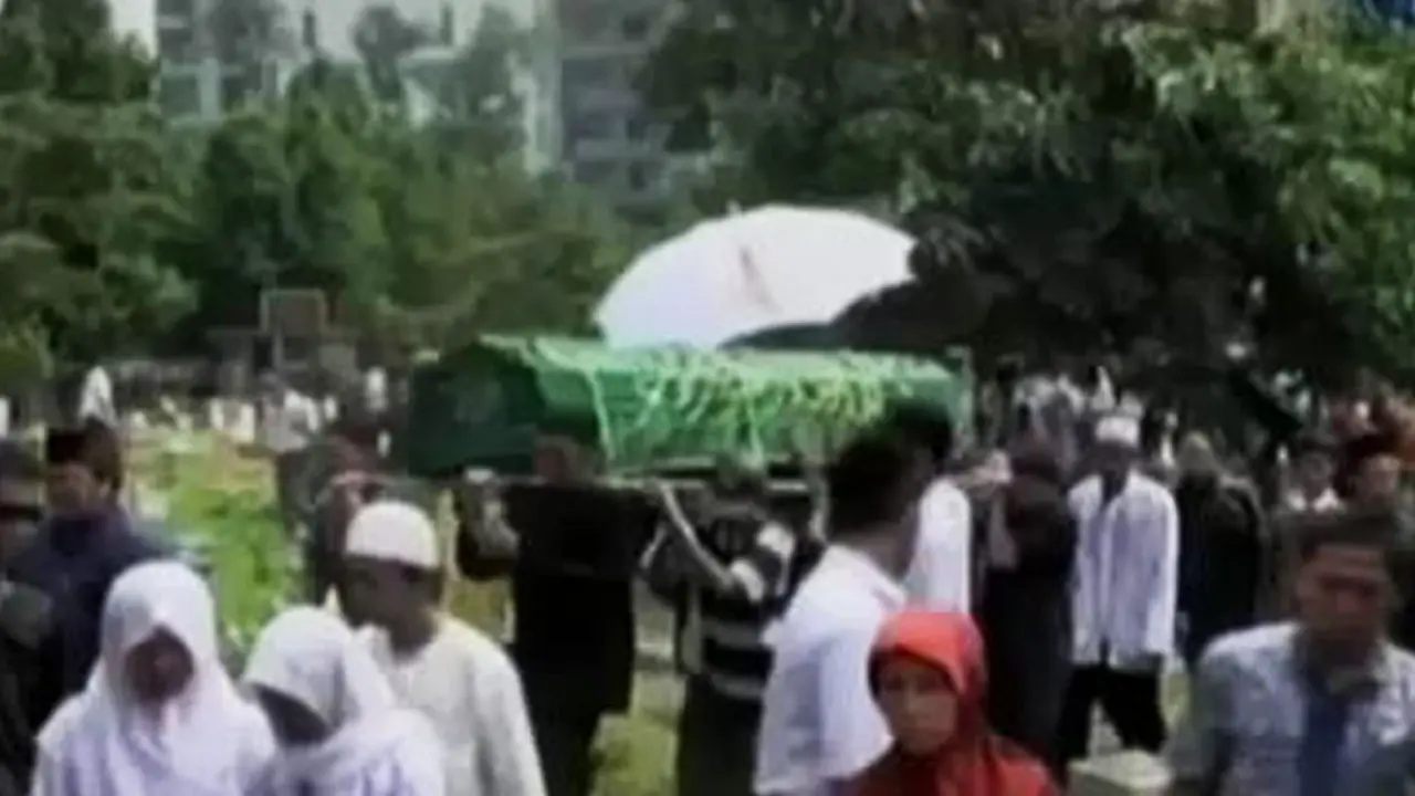 VIDEO: Korban Tewas Tertimpa Tembok di Tebet Dimakamkan