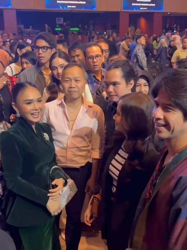 Gaya Yuni Shara di Peluncuran Video Musik “Save Our World” Karya SBY