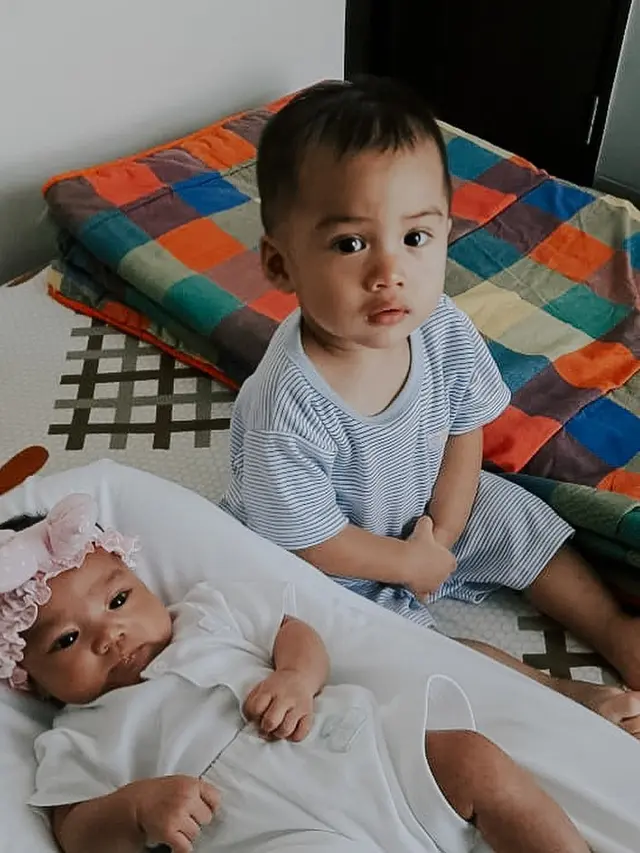 Hampir Berusia 2 Bulan, Ini 6 Potret Gemas Anak Keempat Ricky Harun dan Herfiza