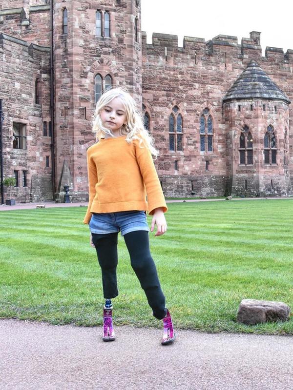 Daisy May, model cilik penyandang disabilitas yang bakal tampil di New York Fashion Week. (dok. Instagram @daisymay_demetre/https://www.instagram.com/p/B0naCJBJiAp/Putu Elmira)