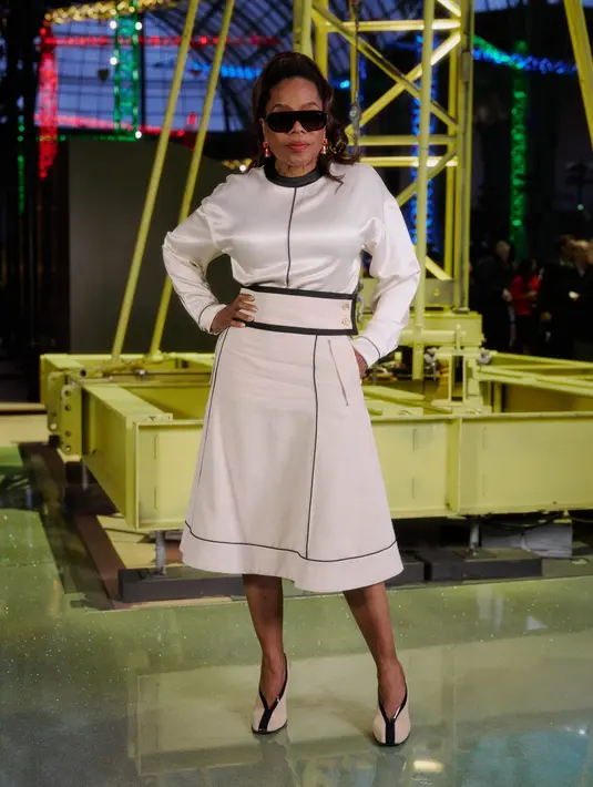 Pakai sepatu yang sama dengan Jennie BLACKPINK, Oprah Winfrey kenakan busana formal beige hitam. Memadukan atasan lengan panjang dan rok A-line satin [Chanel]