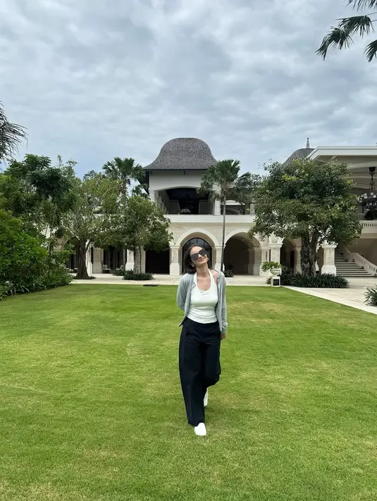 Kombinasi ini membuat tampilan basic jadi lebih dinamis. Ia memadukannya dengan loose pants hitam, sneakers putih, dan tentu saja, kacamata hitam sebagai pelengkap gaya sekaligus pelindung dari terik matahari.  [@enzystoria].