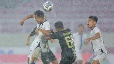 Bermain di atas lapangan licin dan basah akibat diguyur hujan deras di Stadion Manahan, Solo, Jumat (17/6/2022), tim promosi BRI Liga 1, Dewa United FC berhasil menahan imbang PSIS Semarang 2-2. PSIS hampir saja kalah 1-2, hingga akhirnya tercipta gol penyeimbang di masa injury time babak kedua lewat aksi Wahyu Prasetyo. (Bola.com/Arief Bagus)