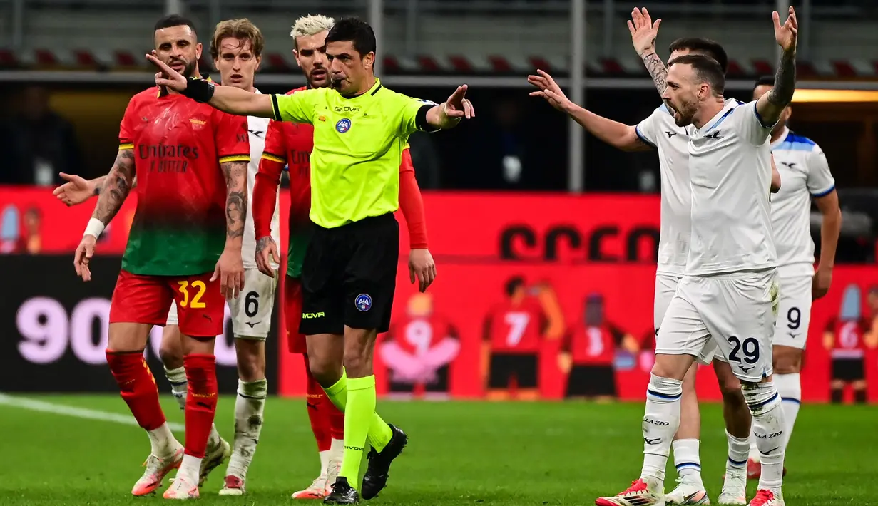 Wasit Gianluca Manganiello (tengah) memberi isyarat di samping bek AC Milan Kyle Walker (kiri) dan gelandang Lazio Manuel Lazzari saat pertandingan ke- 27 Serie A Italia 2024/2025 di stadion San Siro, Milan, pada Minggu 2 Maret 2025 waktu setempat atau Senin (3/3/2025) dini hari WIB. (Piero CRUCIATTI/AFP)