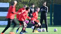 Pelatih Rennes, Julien Stephan menyaksikan pemainnya berlatih di Pusat Pelatihan Henri-Guerin di La Piverdiere di Rennes, Prancis barat (3/11/2020). Rennes akan bertanding melawan Chelsea pada grup E Liga Champions di Stamford Bridge, London. (AFP/Damien Meyer)