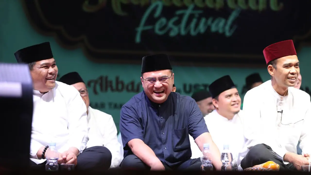 Ribuan masyarakat Pangkalpinang dan sekitarnya dikejutkan dengan hadirnya penceramah kondang Ustad Abdul Somad (UAS) (kanan) saat menginjak puasa ke 18 Ramadhan 1445 Hijriah (Istimewa)