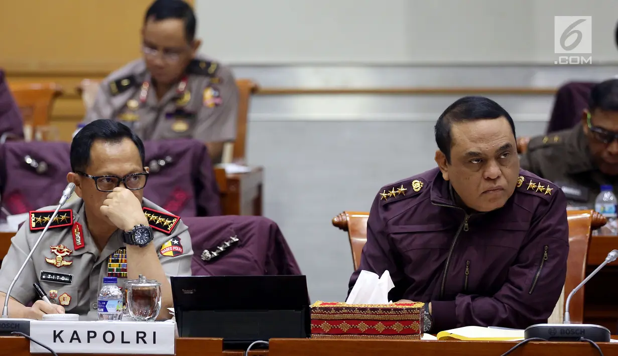 Kapolri Jenderal Tito Karnavian bersama Wakapolri Komjen Syafruddin saat mengikuti Rapat Kerja dengan Komisi III DPR RI, di Kompleks Parlemen, Senayan, Jakarta, Senin (17/7). (Liputan6.com/Johan Tallo)