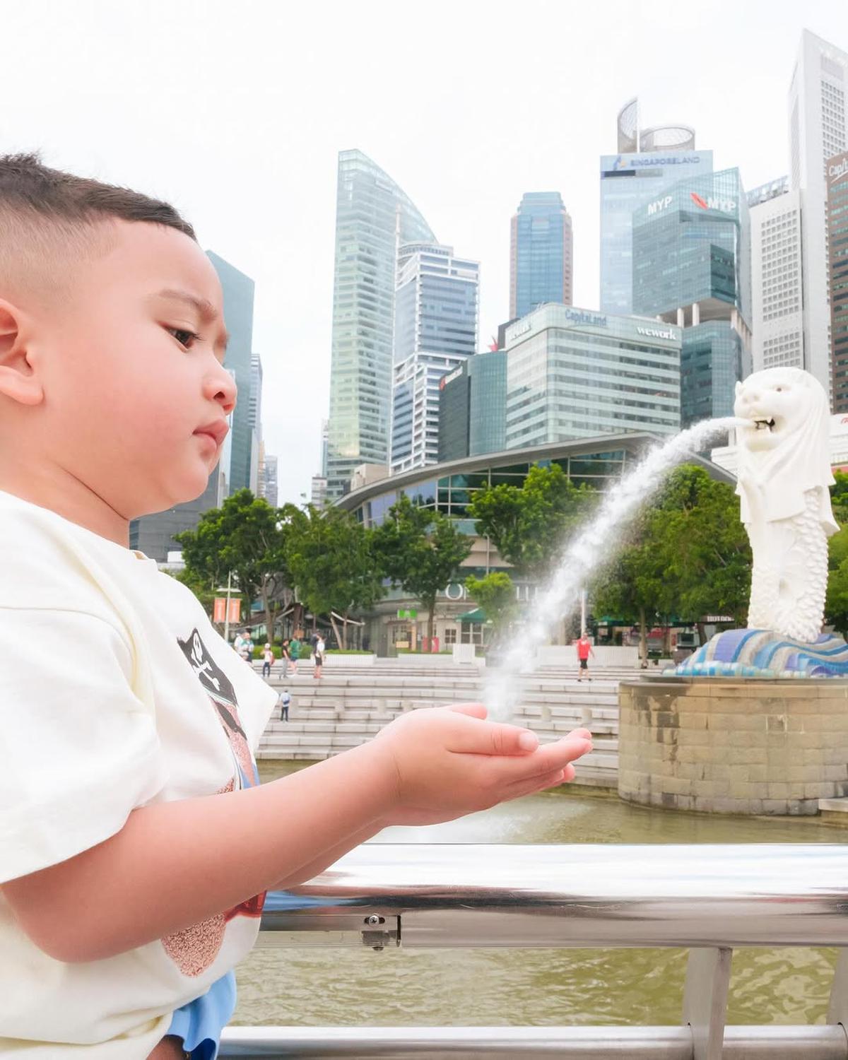 Potret Rayyanza Berpose Lucu di Depan Patung Merlion, Netizen: Wudhu Aja Nyampe Singapore
