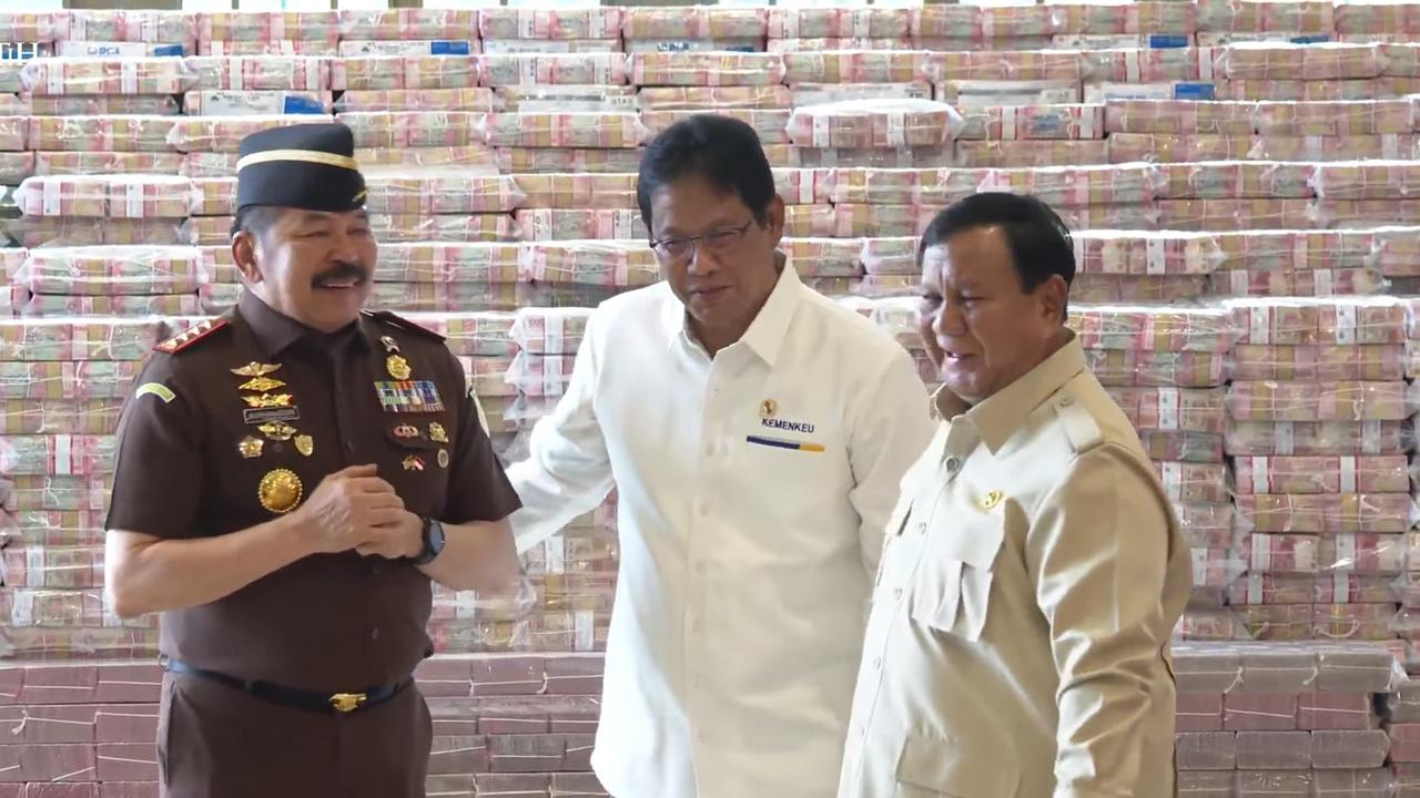 Senyum Prabowo Saksikan Jaksa Agung Serahkan Tumpukan Uang Rp13 Triliun Kasus Korupsi CPO ke Menteri Purbaya