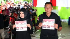 Calon Gubernur DKI Jakarta Agus Harimurti Yudhoyono (kiri) bersama istri, Annisa Pohan (kanan) menunjukkan surat suara saat mengikuti proses pencoblosan Pilkada DKI 2017 di TPS 06, Rawa Barat, Jakarta, Rabu (15/2). (Liputan6.com/Johan Tallo)