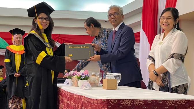 <p>Pekerja Migran Indonesia (PMI) raih gelar sarjana di Universitas Terbuka Malaysia. Dok: KBRI Kuala Lumpur</p>