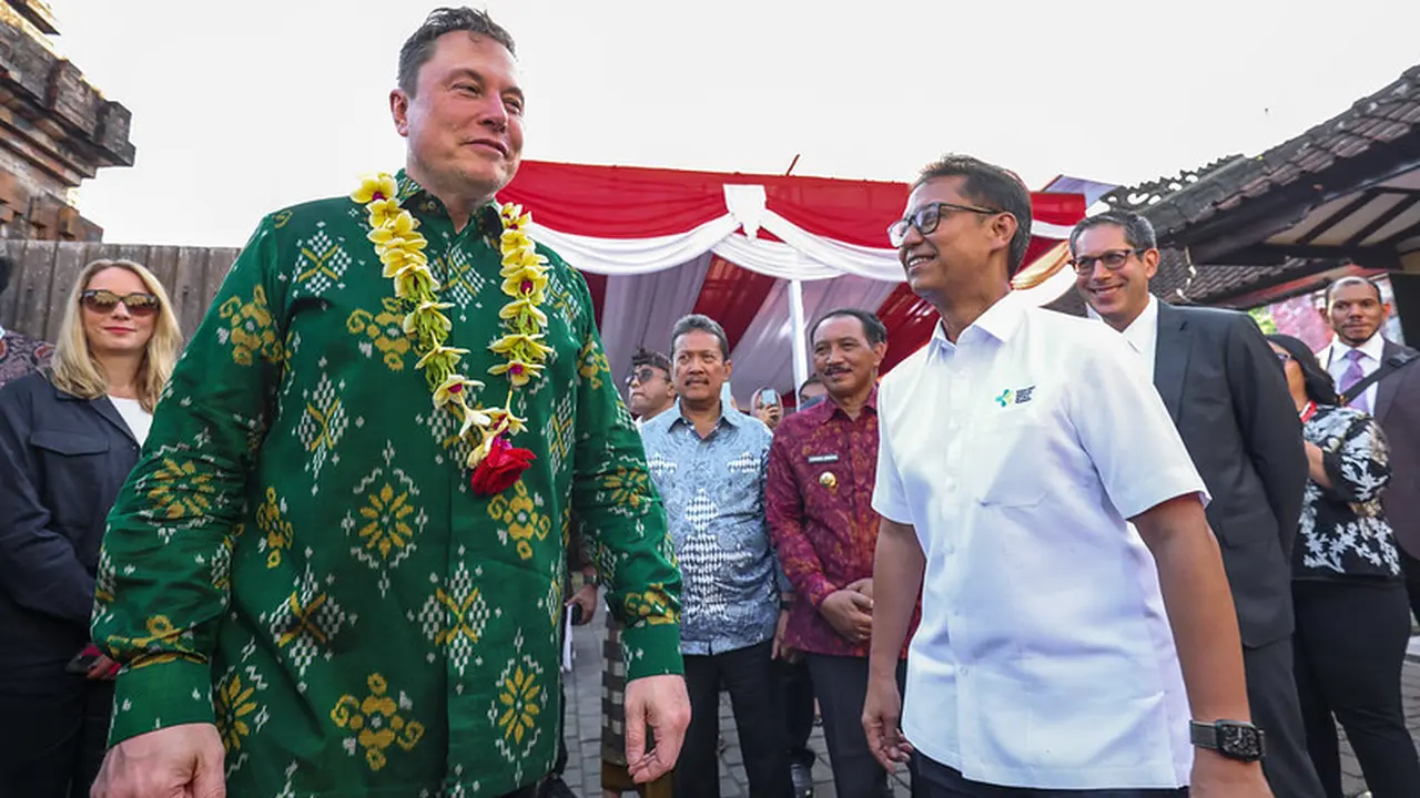 Menkes Budi Bareng Elon Musk saat Uji Coba Jaringan Internet Starlink. (Foto: Kemenkes)