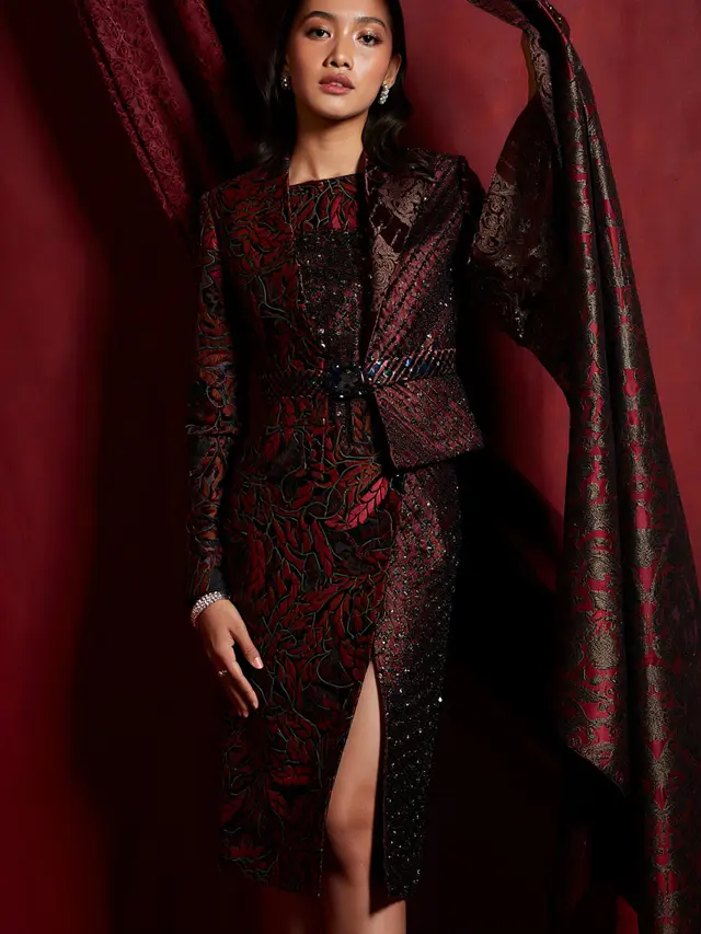 Dress Batik Kombinasi Brokat Belah Samping (Foto: Reve Art AI)