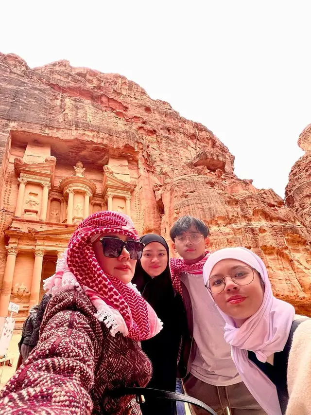 6 Potret Mulan Jameela dan Keluarga di Palestina, Kunjungi Masjid Al Aqsa
