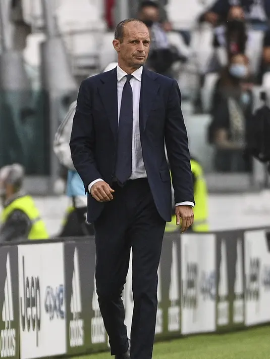 Pelatih Juventus, Massimiliano Allegri menyaksikan pemainnya bertanding melawan Sampdoria pada pertandingan Liga Serie A Italia di Allianz Stadium di Turin, Italia, Minggu (26/9/2021). Kemenang ini mengantar Juventus naik ke posisi delapan dalam klasemen sementara. (Marco Alpozzi/LaPresse via AP)
