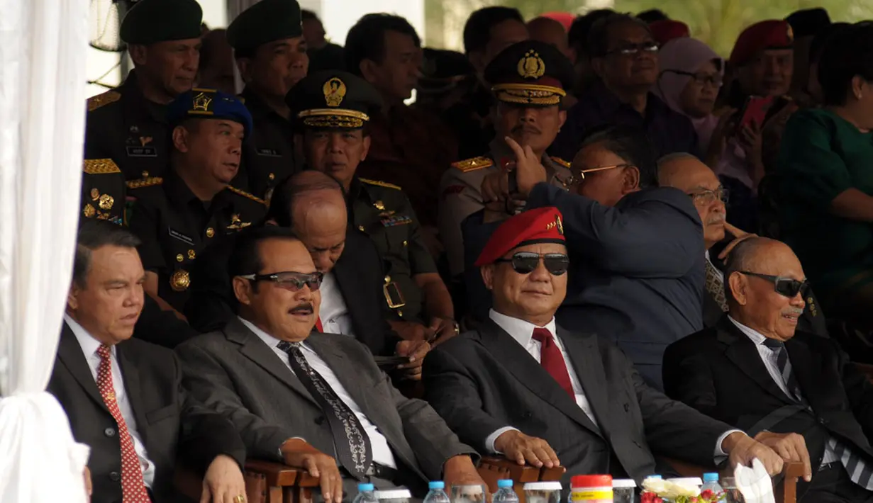 Mantan Danjen Kopassus Prabowo Subianto hadir dalam upacara serah terima jabatan Komandan Jenderal Komando Pasukan Khusus di Mako Kopassus, Cijantung, Jakarta, Jumat (24/10/2014). (Liputan6.com/Helmi Fithriansyah)