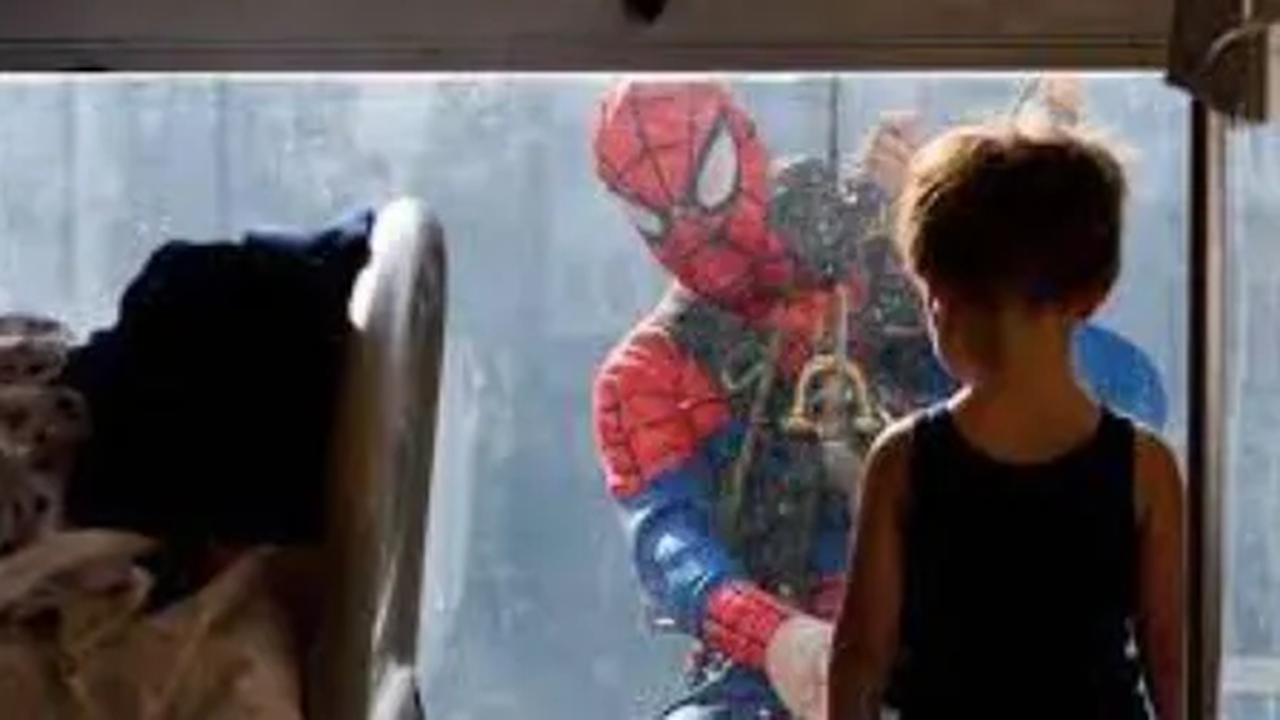 Menariknya, @ShaneKaiGleen membuat tokoh Spider-Man lebih unik. Uniknya adalah gambar Spider-Man yang disuguhkan memiliki tema.&nbsp;