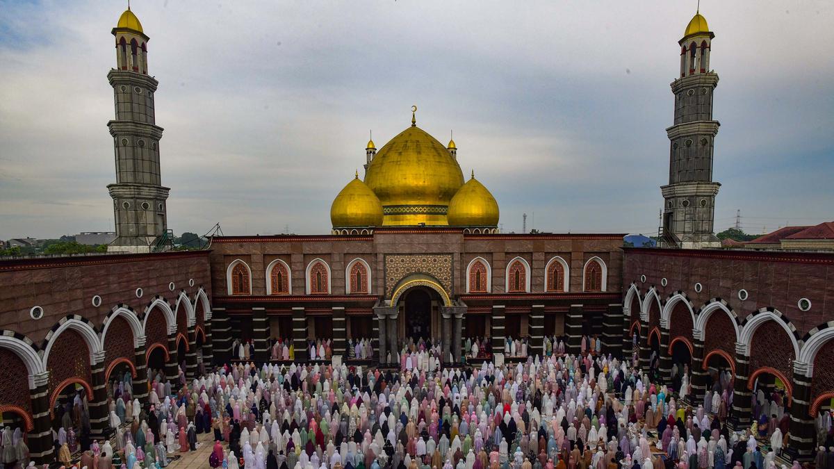 Khidmat, Ribuan Umat Muslim Laksanakan Salat Idulfitri 1447 Hijriah di Mesjid Kubah Emas Depok