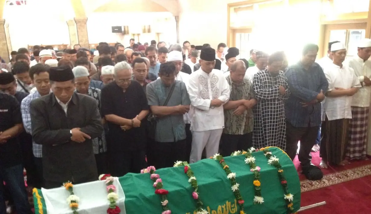 Kabar meninggalnya Oon ternyata bukan hanya luka bagi keluarganya, rekan-rekan sesama artis juga turut merasakan kesedihan. Ucapan turut berduka cita dan doa dari berbagai kalangan bertaburan untuk mendiang Oon. (Syaiful Bahri/Bintang.com)