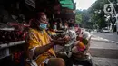 Surayem (58) menyiapkan parcel buah dan vitamin ditoko buah miliknya di Jalan Barito, Jakarta, Minggu (11/7/2021).  Peningkatan omset disebabkan oleh banyaknya warga yang melakukan isolasi mandiri dan menjadikan buah sebagai sumber asupan vitamin C. (Liputan6.com/Johan Tallo)