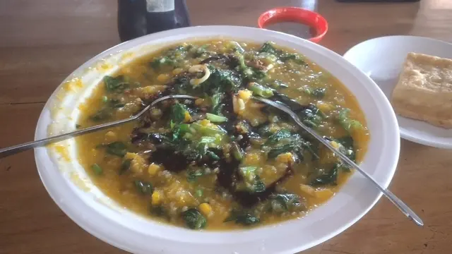 Bubur Manado, salah satu jenis kuliner yang tersedia di Jalan Roda atau Jarod Manado.