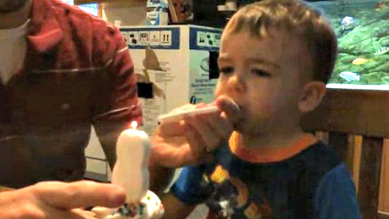 Begini Cara Unik Melatih Tiup Lilin Ulang Tahun