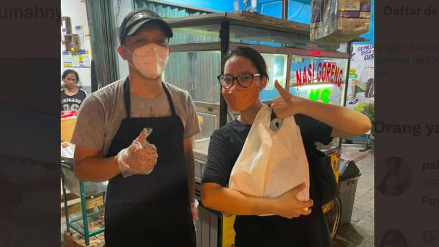 Mantan pegawai Komisi Pemberantasan Korupsi (KPK) Juliandi Tigor Simanjutak yang dipecat akibat tak lulus tes wawasan kebangsaan (TWK) kini beralih profesi menjadi tukang nasi goreng.