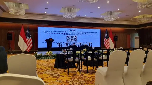 Peluncuran prangko dalam rangka 75 tahun hubungan diplomatik Indonesia-Amerika Serikat di Hotel Borobudur pada Jumat 13 Desember 2024. (Liputan6.com/Tanti Yulianingsih)