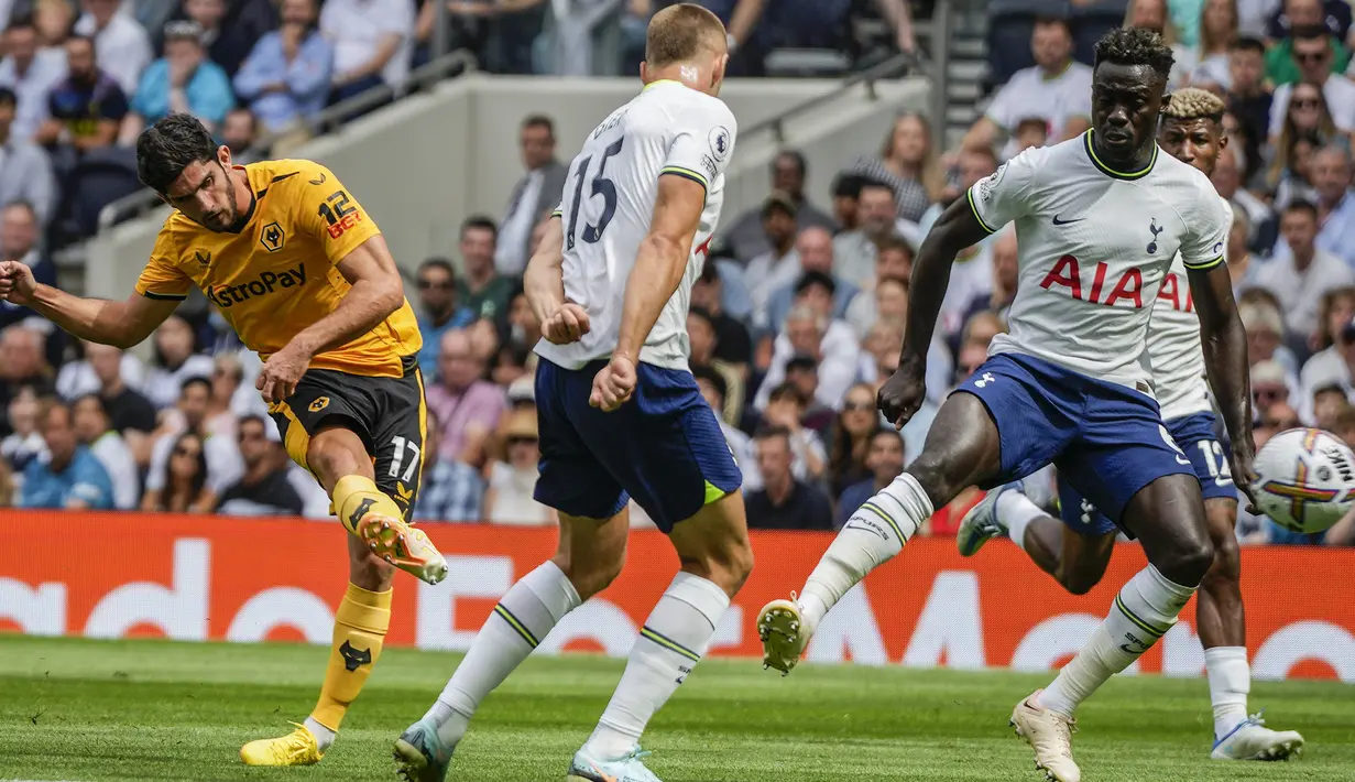Dalam laga yang berjalan imbang dari sisi penguasaan bola, Wolverhampton sebagai tim tamu lebih banyak melepaskan tembakan dibandingkan Tottenham Hotspur. Goncalo Guedes dan kawan-kawan mampu melepaskan 11 tembakan dengan 3 yang mengarah tepat ke gawang berbanding 8 milik Spurs yang 4 di antaranya mencapai target. (AP/Frank Augstein)