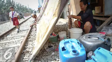 Warga sedang mencuci pakaian di kawasan Kampung Bandan, Jakarta, Selasa (28/7/2015). Sulitnya mendapatkan air bersih membuat warga membeli air Rp.2000 per jerigen untuk memenuhi kebutuhan hidupnya. (Liputan6.com/Faizal Fanani)