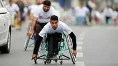 Sejumlah warga difable Palestina mengayuh roda saat bersaing dalam perlombaan kursi roda yang diselenggarakan oleh Masyarakat Amal Assalama di Kota Gaza, (29/11). (REUTERS/Suhaib Salem)