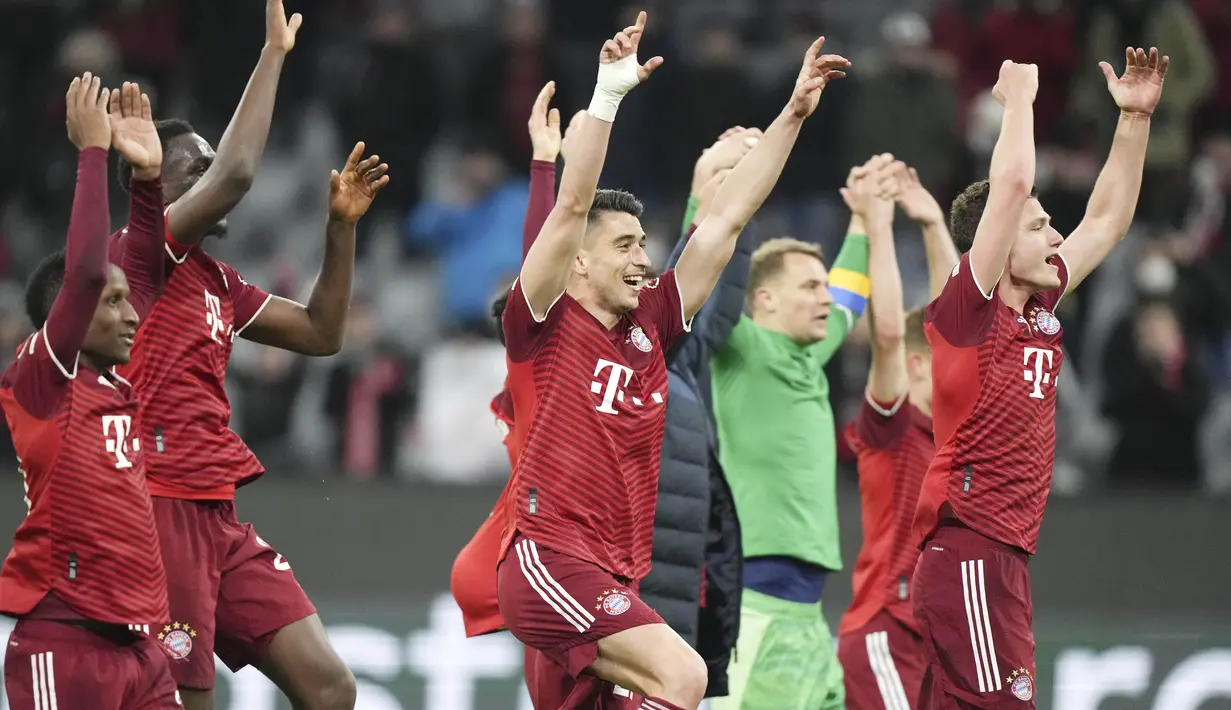 Bayern Munchen memastikan lolos ke perempat final usai menghajar Salzburg dengan skor telak 7-1 dalam duel leg kedua babak 16 besar Liga Champions 2021/2022. Pasukan Julian Nagelsmann mengamuk setelah sempat kesulitan di leg pertama lalu. (AP/Matthias Schrader)