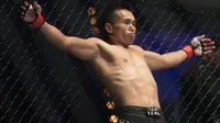 Sunoto petarung Indonesia melakukan pemanasan sejenak sebelum berlaga di ajang tarung bebas MMA bertajuk One Championship. (Bola.com/Peksi Cahyo)