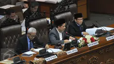 Wakil Ketua DPR Fachri Hamzah (tengah) saat memimpin Sidang Paripurna terkait peraturan UP2DP, Jakarta, Selasa (23/6/2015).  Meski menuai pro-kontra, peraturan mekanisme Dana Aspirasi akhirnya disahkan DPR. (Liputan6.com/Herman Zakharia)