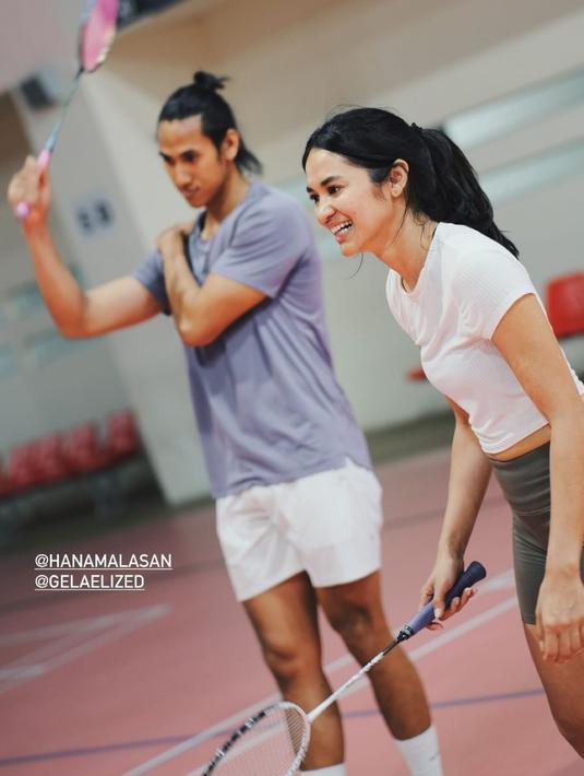 Kalau main badminton dan menjadi satu tim, tentu membutuhkan chemistry yang kuat. Pasalnya akan sulit menang dari lawan kalau enggak kompak dengan timnya. Begini momen kebersamaan Hana Malasan dan Sean ketika bermain badminton bersama. (Liputan6.com/IG/@hanamalasan)