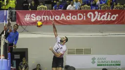 Pemain Jakarta Pertamina Pertamax, Aleksandar Minic melepaskan spike ke arah blok para pemain Jakarta Bhayangkara Presisi dalam laga terakhir putaran pertama Proliga 2023 di GOR PSCC Palembang, Minggu (22/1/2023). Jakarta Bhayangkara Presisi menang 3-0 (25-19, 15-16 dan 27-25) dan berhasil menjuarai putaran pertama Proliga 2023. (Dok. Proliga)