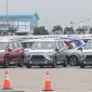 Petugas mengecek mobil Mitsubishi Xpander yang siap diekspor melalui IPC Car Terminal, PT IKT, Cilincing, Jakarta, Rabu (25/4). Pengiriman akan dimulai untuk, sebelum Thailand, Vietnam dan pasar ekspor lainnya. (Liputan6.com/Angga Yuniar)