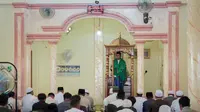 Cagub Sulteng Anwar Hafid saat menyampaikan khutbah Jumat. (Ist)
