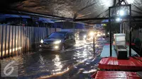 Banjir melanda jalan di kawasan Fatmawati, Jakarta, Minggu (24/7). Buruknya drainase di sejumlah kawasan ibu kota sering kali menyebabkan genangan air setinggi 20-50cm usai hujan mengguyur Jakarta. (Liputan6.com/Helmi Afandi)